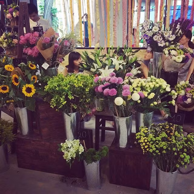 Bạn Phương Linh, hiện là học sinh của một trường THPT tại Hà Nội, chia sẻ: "The Yard không quá sang chảnh như những trung tâm thương mại, cũng không quá xô bồ như ở chợ. Đến đây tớ có thể thoải mái ăn uống cùng bạn bè".