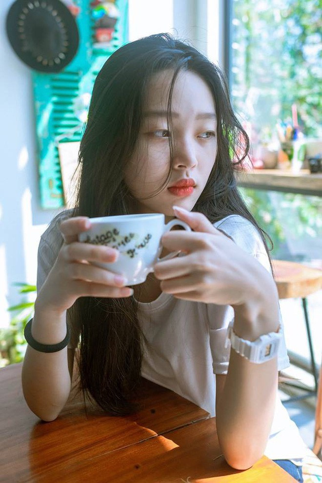 Nói qua một chút về nhân vật chính "con ghẻ quốc gian", Sulli khiến truyền thông phải nhắc đến mình như một nữ thần nhan sắc luôn ở đỉnh cao.