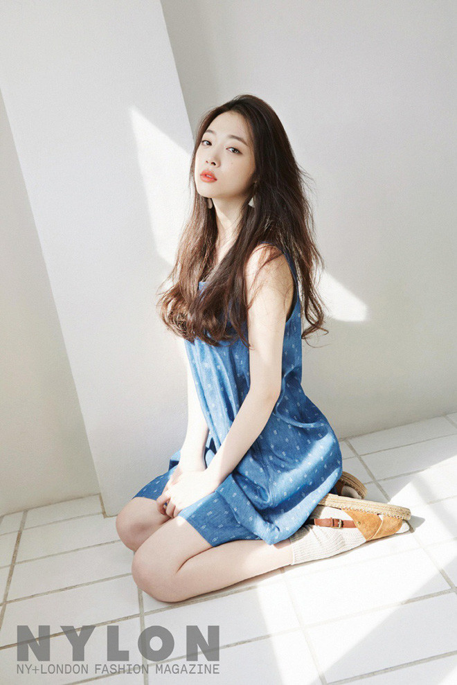 Hồng Nhung có vầng trán cao, đôi môi căng mọng và cả đôi mắt rất "tình" giống Sulli. Khuôn mặt đẹp tự nhiên, giản dị với những đường nét trong sáng, hồn nhiên giúp nữ sinh 16 tuổi này khiến nhiều người phải ngắm nhìn.