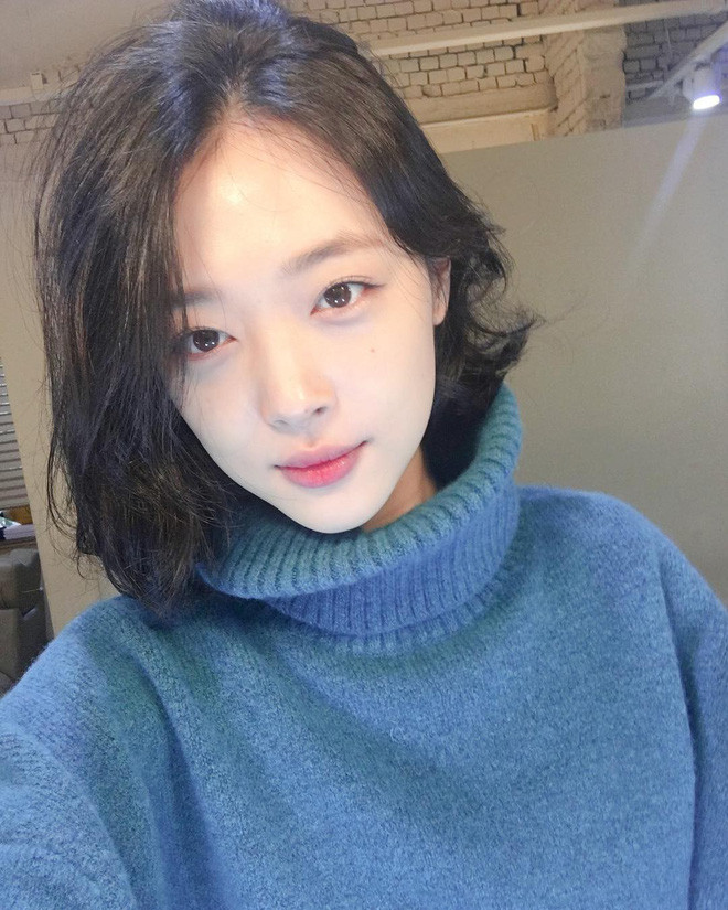 Tuy nhiên, ở nhiều góc chụp khác, Hồng Nhung trông vui tươi và rạng rỡ rất đúng với tuổi 16 và trông không có nhiều nét giống Sulli.