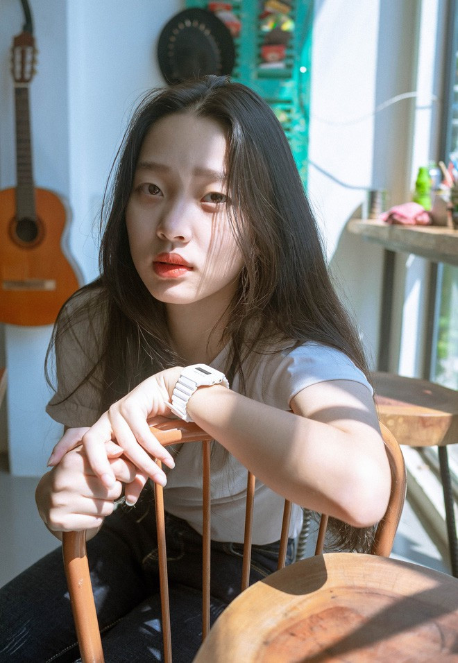 Khác với những người đẹp dao kéo hay khoe thân ở Hàn Quốc, Sulli chẳng cần phải gồng mình hay cố gắng để tỏ ra xinh đẹp.