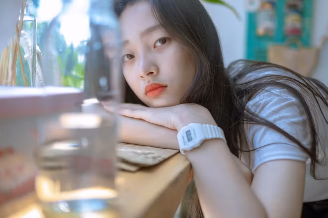 Hồng Nhung cho biết, khá nhiều người nói cô bạn giống với Sulli. Ban đầu, cô bạn thấy khá lạ lẫm nhưng dần quen và cũng khá vui vì được so sánh với một người nổi tiếng xinh đẹp.