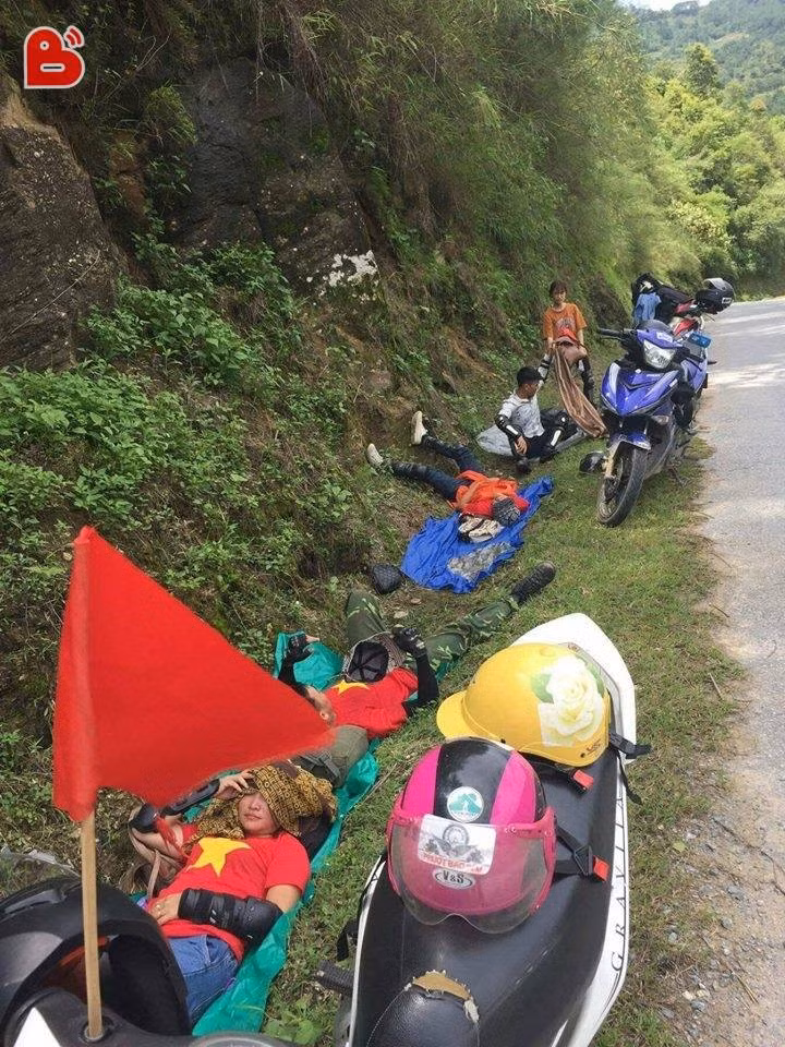 Ngủ rãnh nước ư, một tấm áo mưa chẳng xá gì. Ảnh trong bài: Beat.vn.