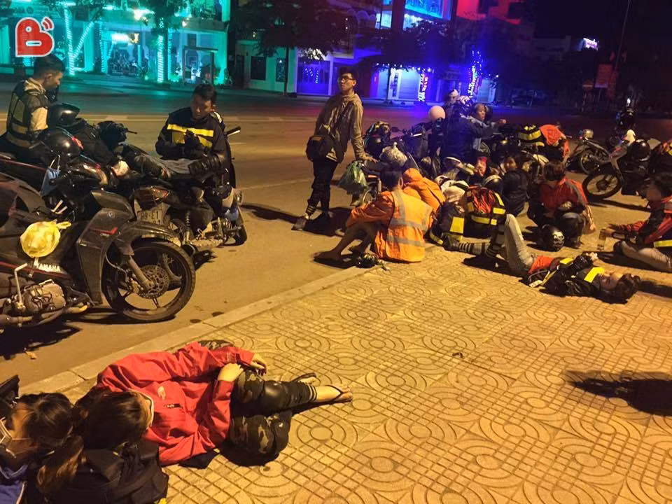 Ăn nằm la liệt khắp nơi, khắp chốn là điều mà các phượt đều đã từng trải qua một lần.