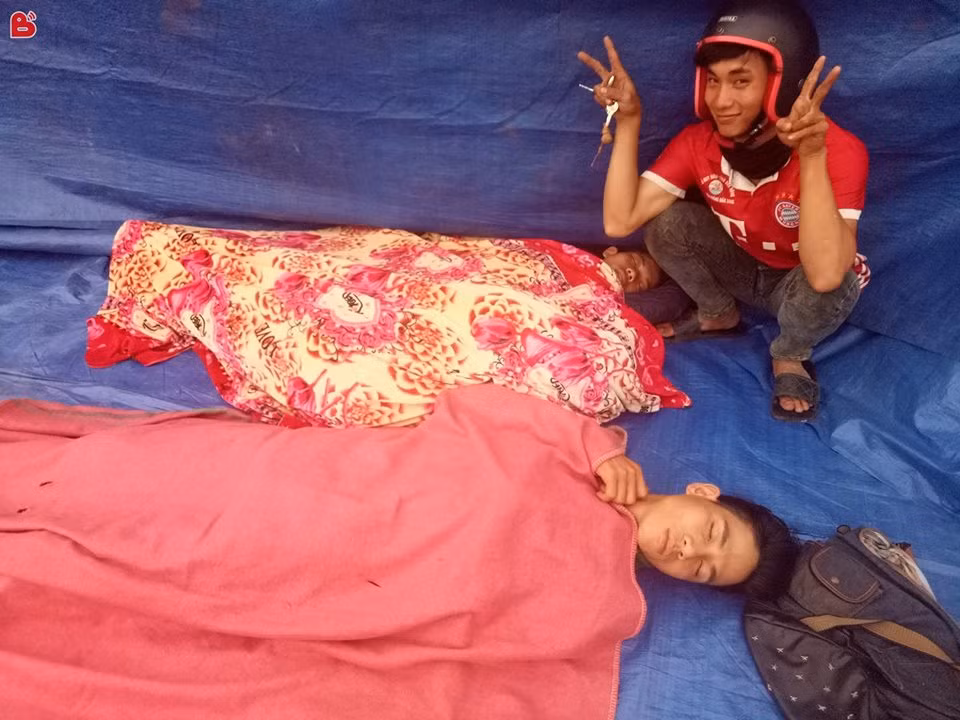 Tuy nhiên đi kèm việc "ngủ vô tổ chức" đã mang đến quá nhiều hiểm họa khôn lượng cho các dân phượt. Đơn cử như việc côn trùng, rắn rết có thể làm hại họ bất cứ lúc nào.