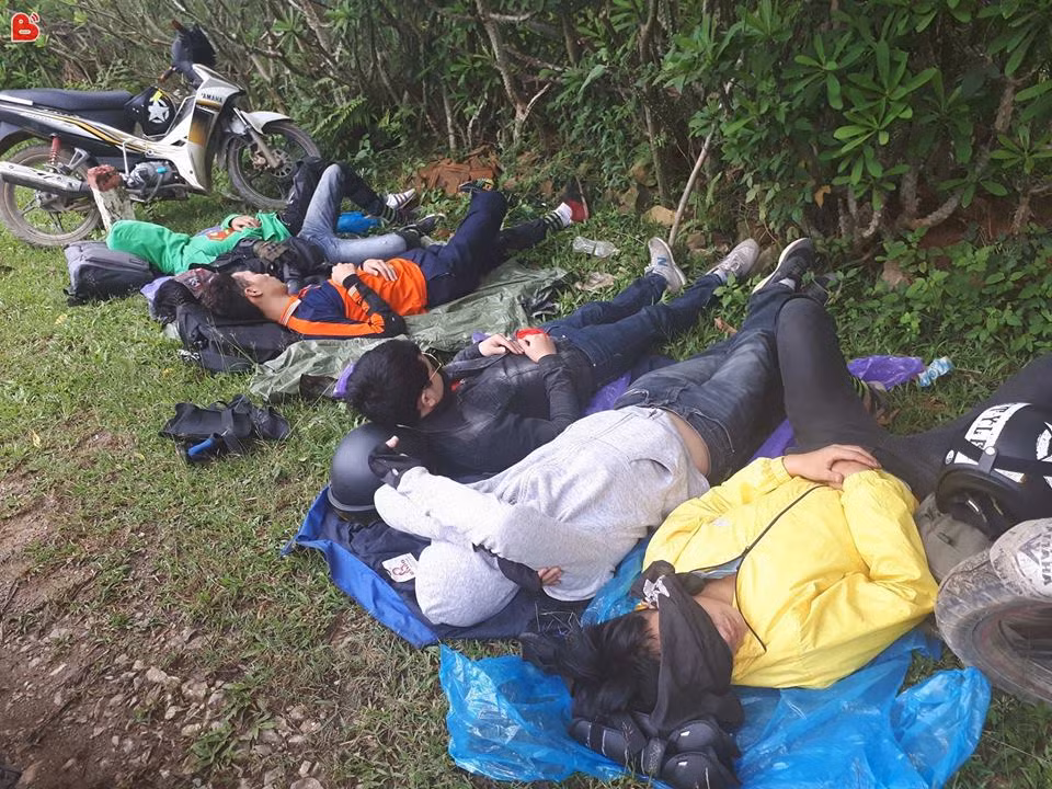 Lang thang ở những diễn đàn dành cho các bạn trẻ yêu thích du lịch phượt, không khó để kiếm được những bức ảnh ngủ bờ, ăn ống bô. Cũng chính từ những đặc điểm này đã làm nên nét khác biệt của dân phượt khiến nhiều người kích thích khám phá.