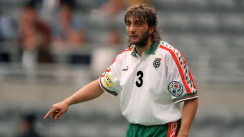 Trifon Ivanov là cựu hậu vệ ĐT Bulgaria với mái tóc dài bù xù bị từng bị xem là thảm họa thời trang ở Euro 1996.