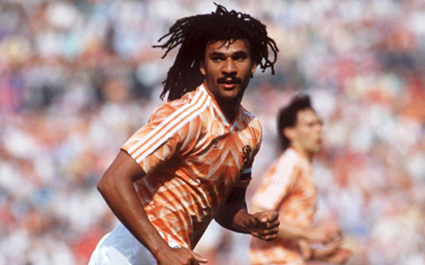 Đội trưởng ĐT Hà Lan ở mùa giải Euro 1988 - Ruud Gullit cũng từng có mái đầu tựa tựa giống Larsson, chỉ khác tóc anh màu đen chứ không phải màu vàng.