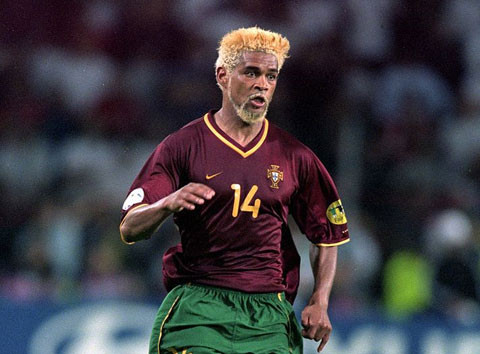 Ở kỳ Euro 2000, hậu vệ Abel Xavier của ĐT Bồ Đào Nha cũng cho ra mắt mẫu tóc cực độc của mình. Không chỉ thích nhuộm tóc vàng mà anh còn còn để cả bộ râu cùng màu vô cùng rực rỡ.