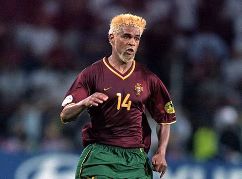 Ở kỳ Euro 2000, hậu vệ Abel Xavier của ĐT Bồ Đào Nha cũng cho ra mắt mẫu tóc cực độc của mình. Không chỉ thích nhuộm tóc vàng mà anh còn còn để cả bộ râu cùng màu vô cùng rực rỡ.