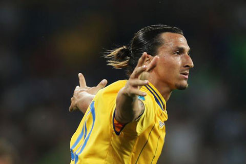 Tiền đạo Ibra thay đổi rất nhiều kiểu tóc trong suốt sự nghiệp. Riêng ở Euro 2012, vẻ bặm trợn của anh được thay thế bởi phong cách lãng từ nhờ kiểu tóc dài được buộc túm lại phía sau.