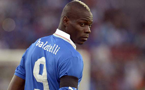 Nằm trong những cầu thủ có kiểu tóc kỳ quái nhất qua các kỳ Euro là Mario Balotelli của ĐT Italy. Kiểu tóc Mohican nhuộm vàng của tiền đạo này đã khiến anh nổi bật hơn khi trên sân.
