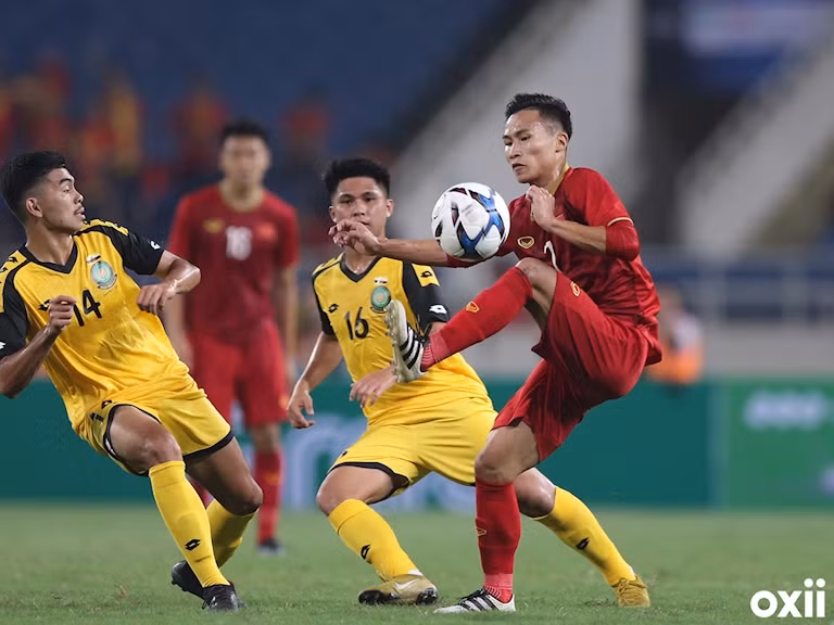 Không chỉ biết ghi bàn bằng chân, Việt Hưng cho thấy sự có duyên của mình với những pha xâm nhập vòng cấm một cách lặng lẽ. Dù không cao nhưng việc luồn lách chọn vị trí của anh là điều đã được thể hiện trong bàn thắng vào lưới của Indonesia.