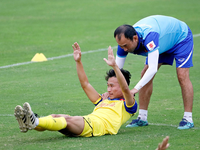 Chính HLV của HAGL đã nhận xét rằng ông cảm thấy yên tâm mỗi khi xếp Việt Hưng đã chính. Dù chơi lối bóng đá đơn giản nhưng cầu thủ này lại cho thấy sự hiệu quả và hiếm khi thấy anh cầm bóng quá lâu trong chân.