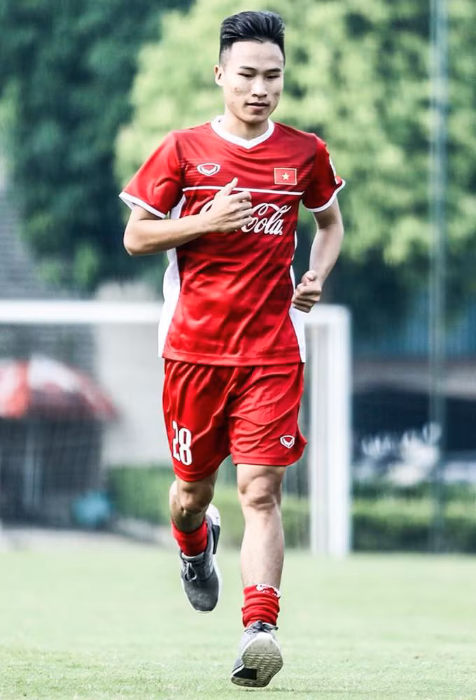 Cái chân trái cực ngoan của Việt Hưng khiến đối thủ bối rối và các tình huống tỉa bóng của anh cũng là rất tốt, luôn đặt đồng đội vào những vị trí tốt nhất.