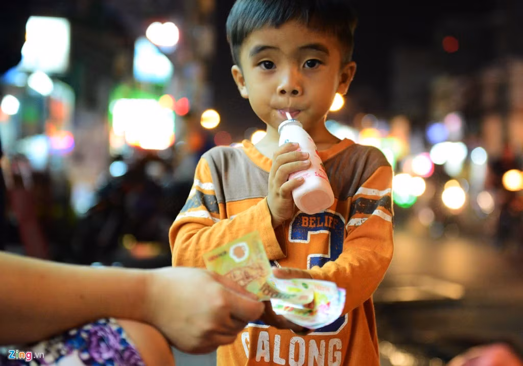 Hải Khang cũng đi bán vé số giúp mẹ mỗi khi xe đỗ lại bên đường.