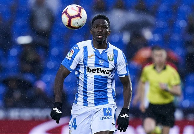 Trên trang chủ của mình, Chelsea chính thức xác nhận bán đứt trung vệ Kenneth Omeruo cho CD Leganes với mức phí 4.6 triệu bảng. Mùa giải 2018/19 vừa qua, tuyển thủ Nigeria đã thi đấu trong màu áo đội bóng La Liga theo dạng cho mượn.