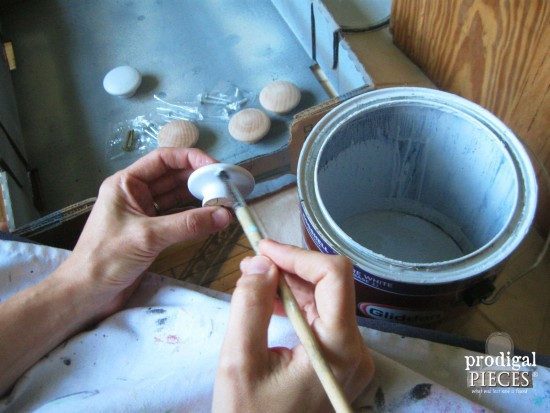 Larissa không quên sơn tay nắm của từng ngăn tủ sao cho thật phù hợp với màu sắc của ngăn đó. (Ảnh: prodigalpieces)