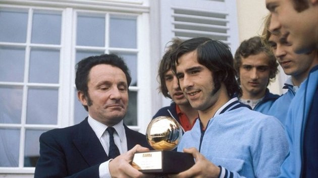 Gerd Muller ẵm quả bóng vàng mùa giải 1970 và 4 năm sau ông cùng đàn anh Franz Beckenbauer đã vinh dự được giương cao chiếc cúp vàng Jules Rimet danh giá sau chiến thắng 2-1 nghẹt thở trước Hà Lan.