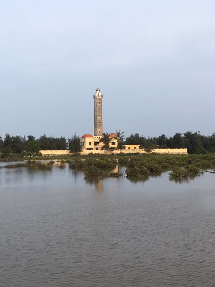 Cái thú khi du lịch Cồn Vành phải kể đến cảm giác nằm cưỡi sóng, ngắm biển đêm, hòa cùng thiên nhiên và thưởng thức gió trời lồng lộng mang vị mặn mòi của biển, một trong những nét đặc trưng nơi đây.