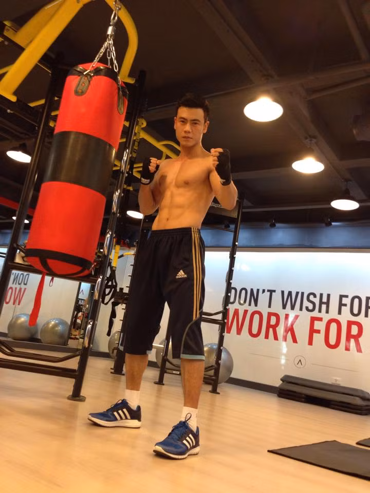 Trên mạng xã hội, Tiến Huy được biết đến với nickname là Hyu Jin và anh được khá nhiều người theo dõi bởi vẻ đẹp trai và cơ thể "chuẩn không cần chỉnh" của mình.