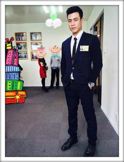 Vẻ đẹp lịch lãm của Tiến Huy trong bộ vest.