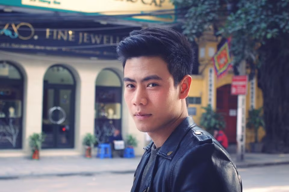 Thời gian giải trí, Tiến Huy thường tụ tập bạn bè đi cafe để nói chuyện và trong những lần như vậy, anh thường xuyên được mời chụp ảnh.