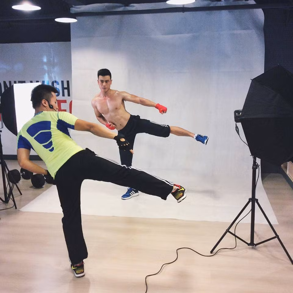 Ngoài thời gian làm HLV thể hình, Tiến Huy còn chụp ảnh tại phòng tập để hướng dẫn những động tác thể dục cơ bản.