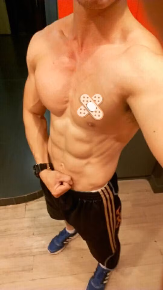 Theo tìm hiểu của PV Kiến Thức, HLV đẹp trai xuất hiện trong clip đó là anh Nguyễn Tiến Huy sinh năm 1987. Tiến Huy đang sinh sống và làm HLV thể hình tại một phòng tập tại Hà Nội.