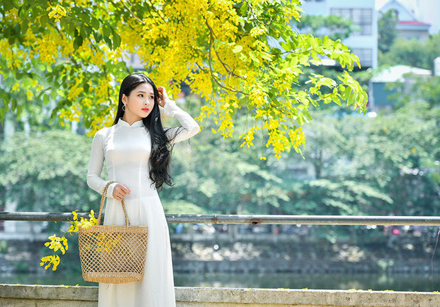 Theo chia sẻ của Kim Khánh, mẹ của cô bạn hot girl xứ Nghệ này mở một quán bán bánh mướt tráng tại TP Vinh. Lúc rảnh rồi, Khánh thường tới phụ mẹ tráng bánh, phục vụ khách hàng.