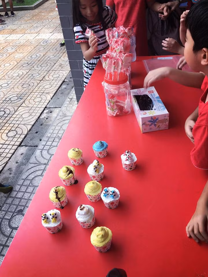 Đưa con đến trường vào ngày tổ chức hội chợ khiến Công Vinh nhớ lại thời cắp sách tới trường.