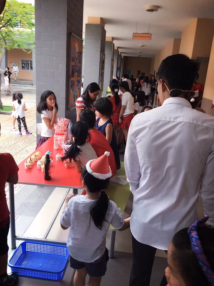 Mới đây trên trang cá nhân của mình, cựu tiền đạo Công Vinh chia sẻ tấm hình dắt tay con gái Bánh Gạo đến trường. Bức ảnh nhận được hàng chục ngàn lượt thích và chia sẻ sau ít giờ đăng tải.