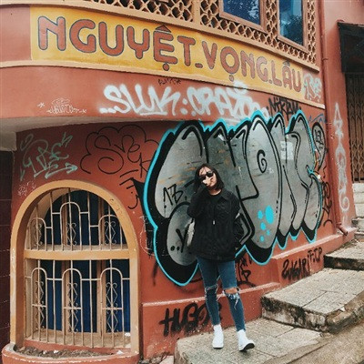 Mặc dù hiện tại bức tường chưa được khôi phục lại hiện trạng ban đầu, tuy nhiên vì đã "cất công" đến Đà Lạt nên nhiều bạn trẻ vẫn tranh thủ chụp hình để check in cùng bức tường huyền thoại.