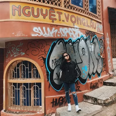 Mặc dù hiện tại bức tường chưa được khôi phục lại hiện trạng ban đầu, tuy nhiên vì đã "cất công" đến Đà Lạt nên nhiều bạn trẻ vẫn tranh thủ chụp hình để check in cùng bức tường huyền thoại.