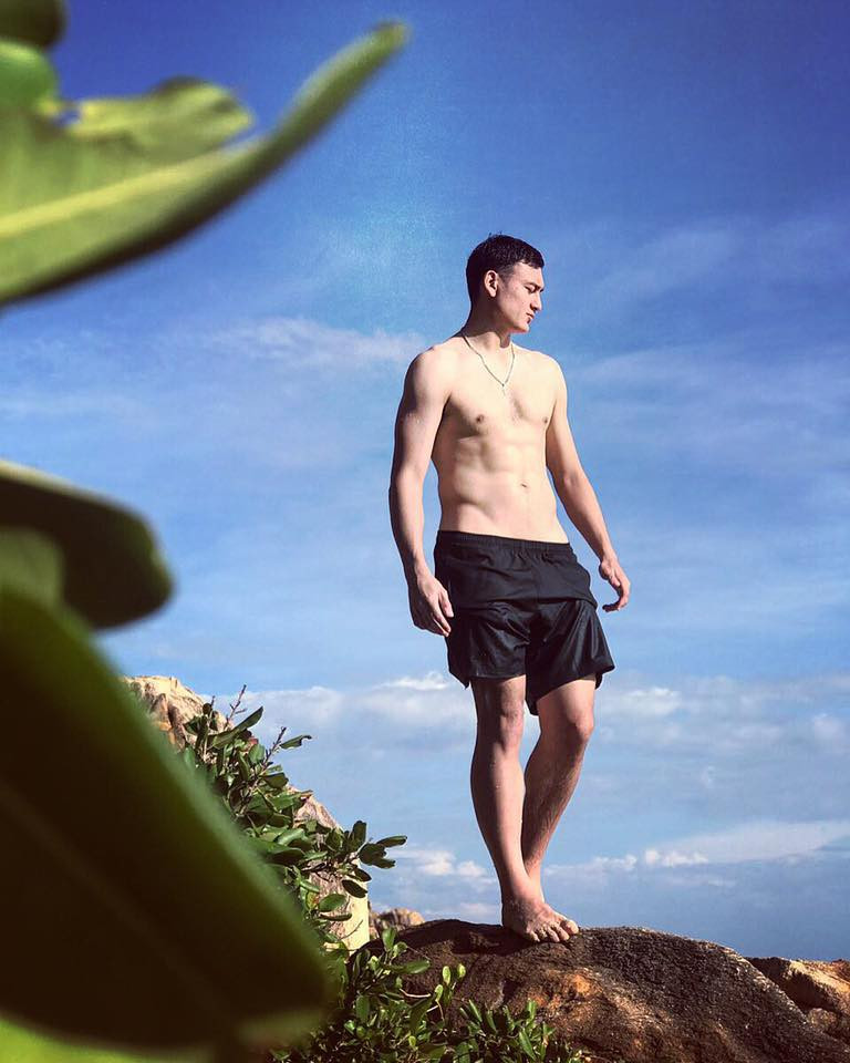 Văn Lâm là một trong ba thủ môn được HLV Park Hang-seo triệu tập lên tuyển quốc gia chuẩn bị cho AFF Cup 2018 bên cạnh Tuấn Mạnh (Khánh Hòa) và Phạm Văn Cường (Quảng Nam).