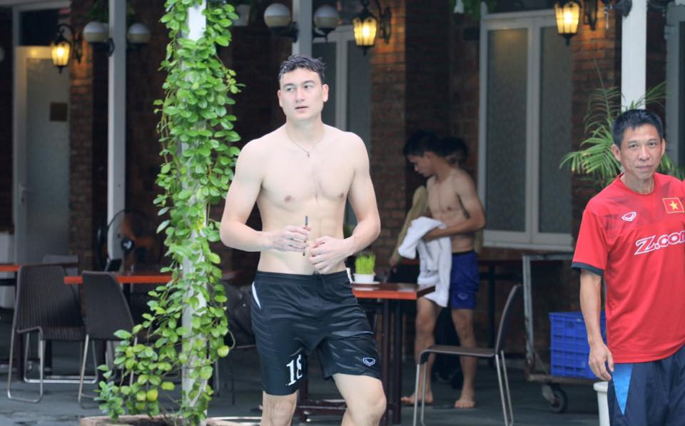 Cùng ngắm nhìn khối cơ bắp cực đẹp của thủ thành Việt kiều Đặng Văn Lâm trước khi AFF Cup khởi tranh.