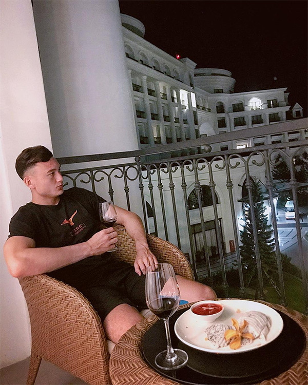 Tranh thủ những ngày trước khi hội quân cùng ĐTQG Việt Nam dự AFF Suzuki Cup 2018, Văn Lâm tranh thủ đi nghỉ tại một resort hạng sang ở Hạ Long cùng cô bạn gái nóng bỏng.