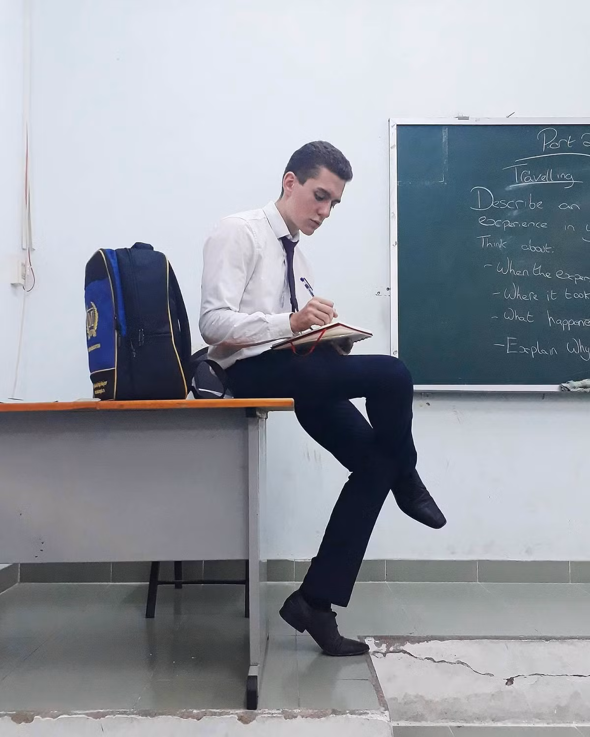 Sau khi những bức hình của thầy Chris xuất hiện, rất nhiều cư dân mạng tỏ ra thích thú và gọi thầy giáo tiếng Anh này bằng cái tên "ông thầy lầy lội nhất năm" hay "ông thầy hài hước nhất năm".