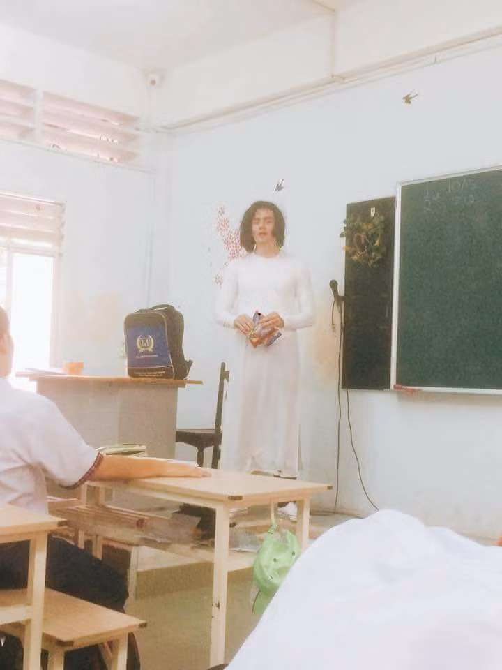 Sau khi hình ảnh của thầy giáo Tây giả gái được đăng tải, dân mạng đã nhanh chóng đi tìm danh tính và chỉ sau vài click chuột, một chút thông tin đã hiện ra. Nam chính của những tấm hình siêu hài hước và dễ thương này là thầy Chris - dạy tiếng Anh ở trường THPT Thủ Đức (TP. HCM).