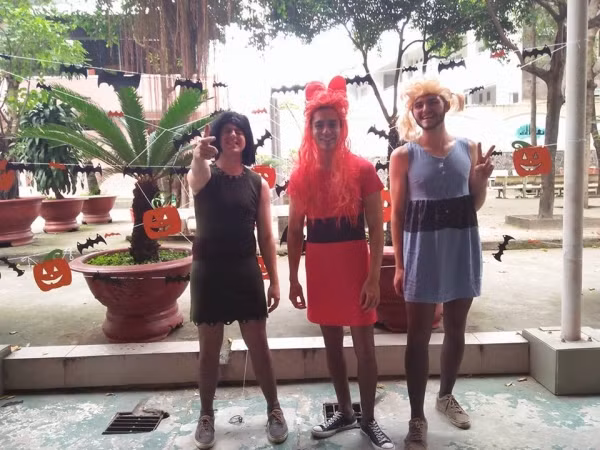 Cũng trong dịp Halloween vừa qua, các thầy giáo trường Thủ Đức cũng hóa trang để hòa nhịp cùng các học trò. Ảnh trong bài: Sưu tầm Facebook.