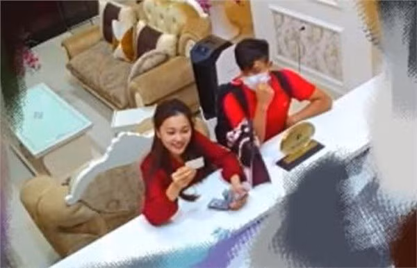 Phan Van Duc dang hinh 'ban gai tin don' len facebook roi voi vang… xoa ngay