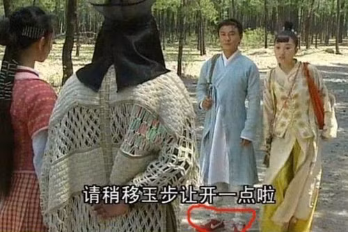 Diễn viên nữ vô tình vén váy để lộ đùi thon quyến rũ trong bộ đồ cổ trang nhiều lớp phim “Hiên viên kiếm hán chi vân”.