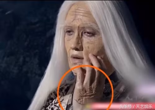 Tà áo của diễn viên nữ trong phim “Thiếu niên tứ đại danh bổ” bị rách chỉ nhưng cả đoàn phim không ai hay biết.