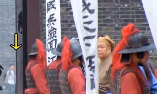 Cung nữ phim “Cẩm tú vị ương” có hẳn đồng hồ đeo tay.