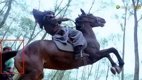 Một vị “khách không mời” diện áo thun trắng xuất hiện trong một phân cảnh phim cổ trang của Lưu Diệc Phi.