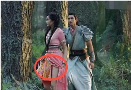 Một cung nữ diện nội y thời hiện đại trong cảnh quay múa mua vui trong phim “Phong thần bảng” 1990.