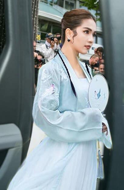 Thay vì ăn mặc hở hang như thương hiệu, qua tay dân mạng Ngọc Trinh được khoác lên mình những bộ cánh kín đáo nhưng hết sức đẹp.