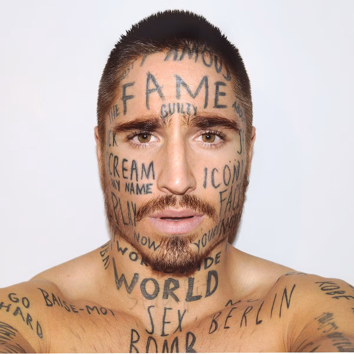 Hình xăm nổi bật nhất trên mặt Vin Los là chữ "Fame" (nổi tiếng) ngay giữa trán, "Scream my name" (kêu gào tên tôi) và "Icon face" (gương mặt tiêu biểu) khá to hai bên má. Đây cũng chính là những điều chàng trai khao khát có được.