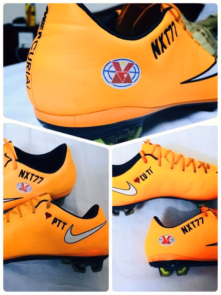 Để kỷ niệm sự ra đời của cậu con trai, Xuân Tú đã kỳ công thêu tên tất cả các thành viên trong gia đình mình lên đôi giày mà anh thi đấu.