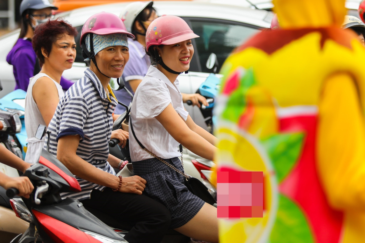 Những hình ảnh và những clip về nhân vật quảng cáo đặc biệt này nhanh chóng tạo nên 2 luồng ý kiến.